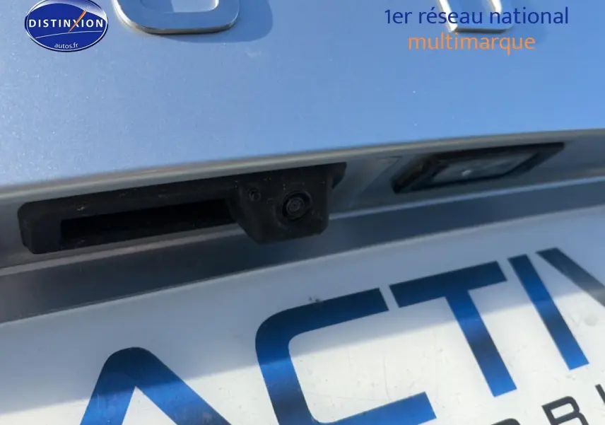 Gros plan sur la caméra de recul et la plaque d’immatriculation d’une Skoda Karoq gris clair.