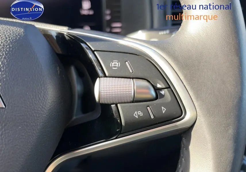 Gros plan sur les commandes du volant cuir gris du Skoda Karoq 1.5 TSI 150 Selection DSG7.