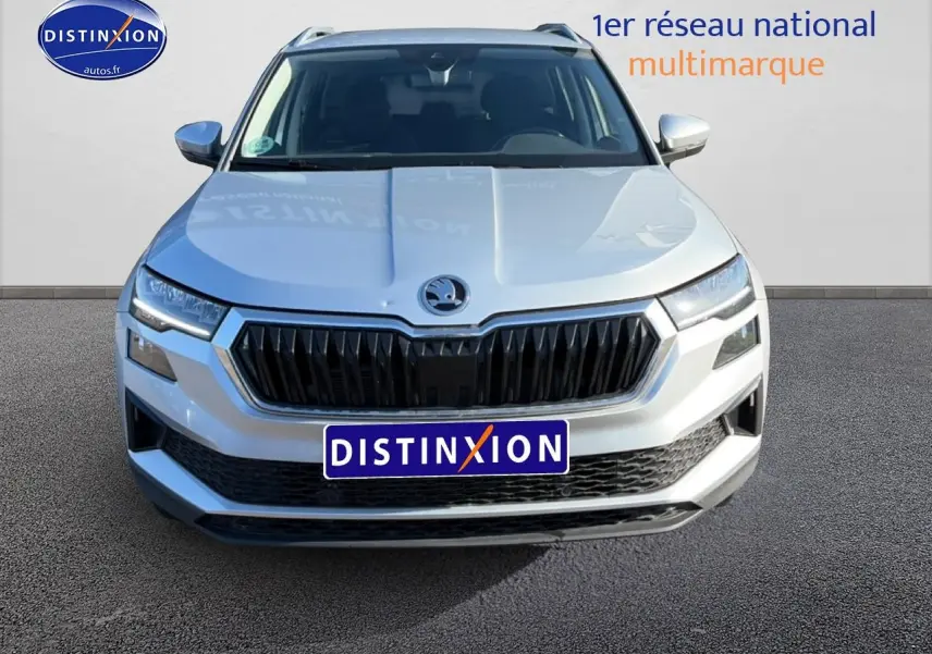 Vue avant d'un Skoda Karoq gris 2025 avec calandre noire et feux LED distinctifs.