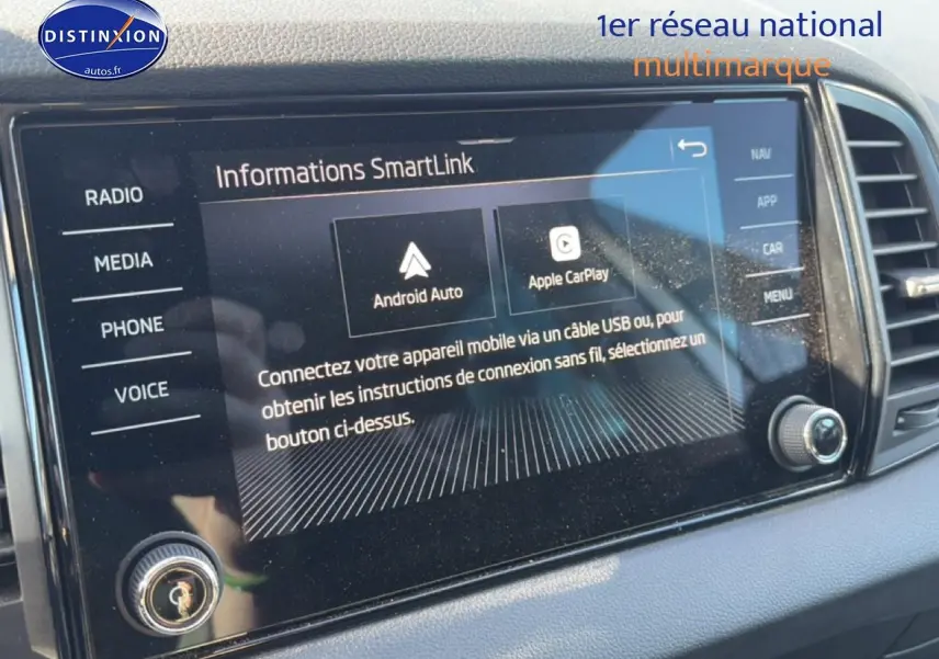 Écran tactile central du Skoda Karoq gris 2025 affichant les options Android Auto et Apple CarPlay.