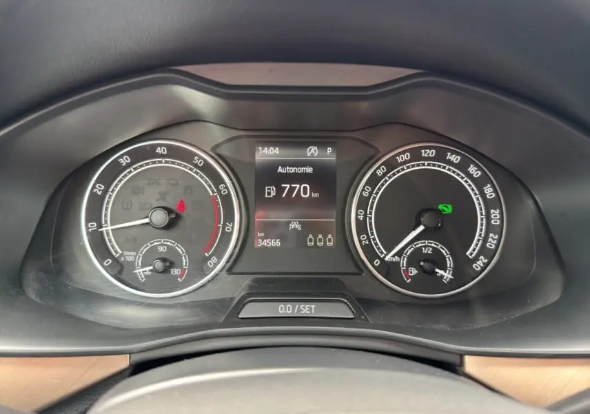 Vue rapprochée du combiné d'instruments du Skoda Kamiq 2023, affichant l'autonomie et compteurs analogiques.