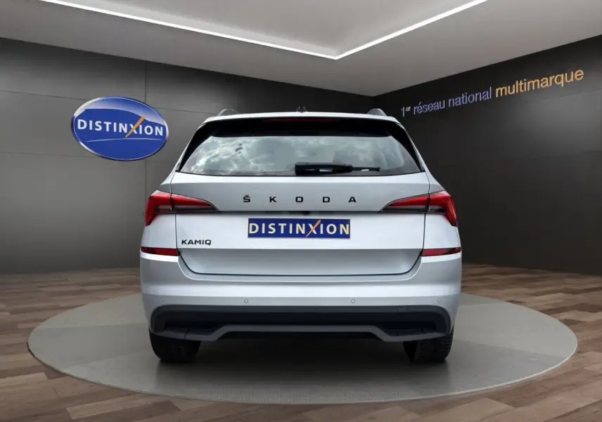 Vue arrière d'un Skoda Kamiq gris clair 2023 avec feux LED et logo ŠKODA bien visible.