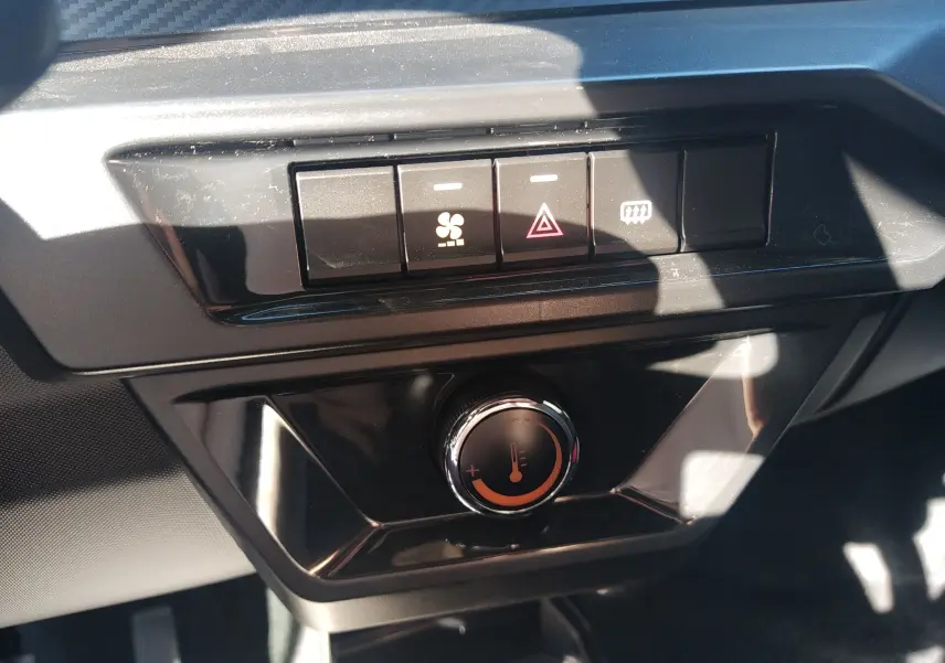 Gros plan sur les commandes de chauffage et dégivrage du tableau de bord noir de la Ligier JS60 Nouvelle Revo D+ Select.