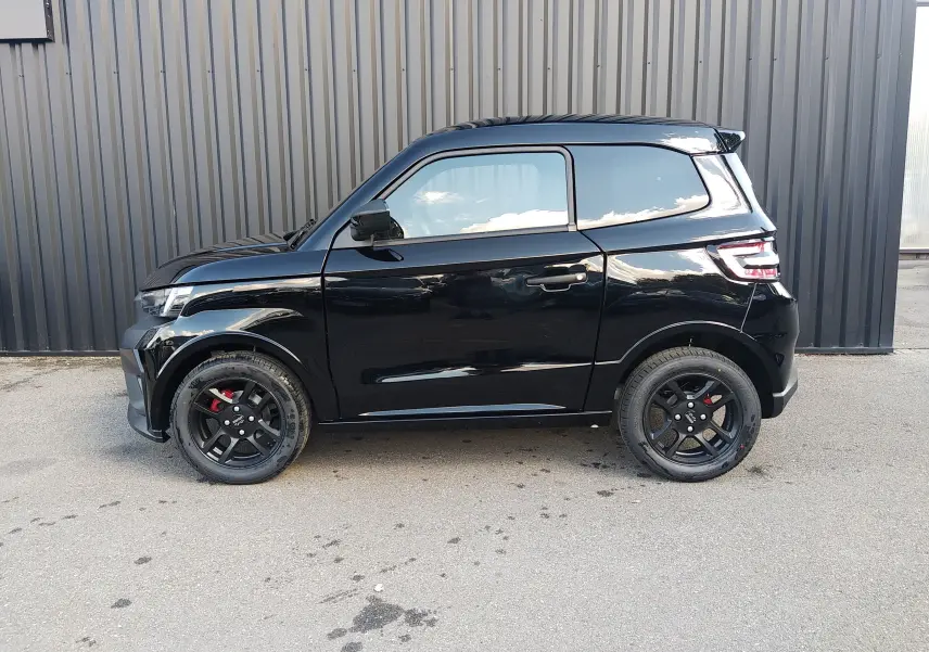 Profil droit de la LIGIER JS60 Nouvelle Revo D+ Select noire avec jantes alu noires et becquet simple arrière.