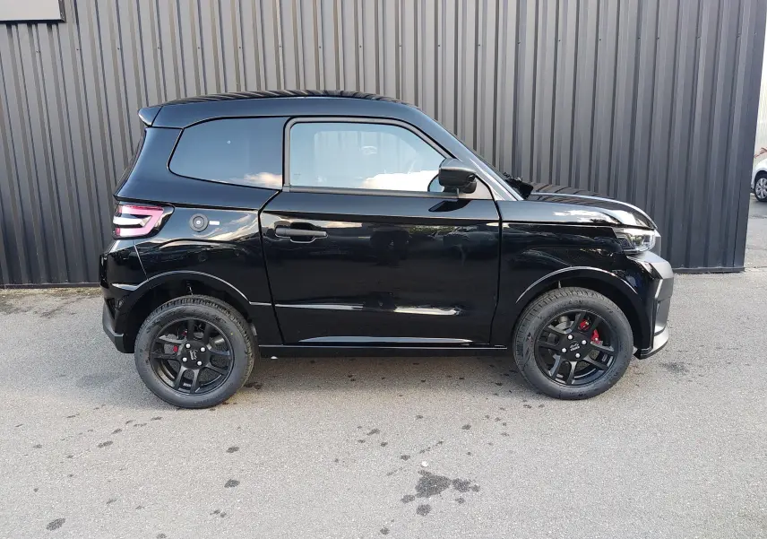 Profil droit de la LIGIER JS60 Nouvelle Revo D+ Select noire, avec jantes alu noires et becquet arrière simple.