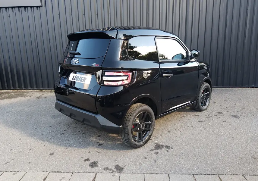 Vue 3/4 arrière droite de la Ligier JS60 Nouvelle Revo D+ Select noire intense avec jantes alu noires et becquet simple.