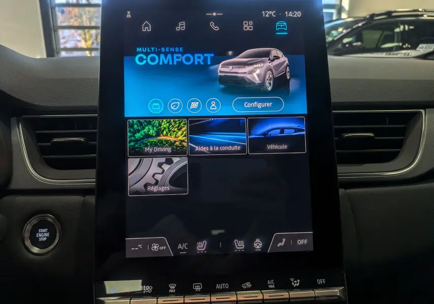 Écran tactile central du tableau de bord du Renault Captur 2025 gris Cassiopé, affichant le mode de conduite Comfort.