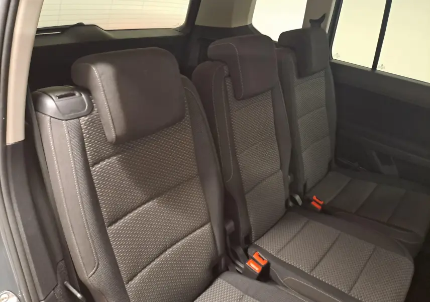 Vue intérieure côté droit sur les trois sièges arrière noirs du Volkswagen Touran 2024, finition Life Plus.