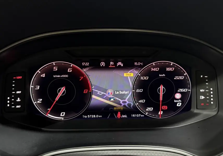 Tableau de bord numérique de la SEAT Ibiza 2024, affichage 3D navigation et compte-tours à 0 tr/min, vitesse à 0 km/h.