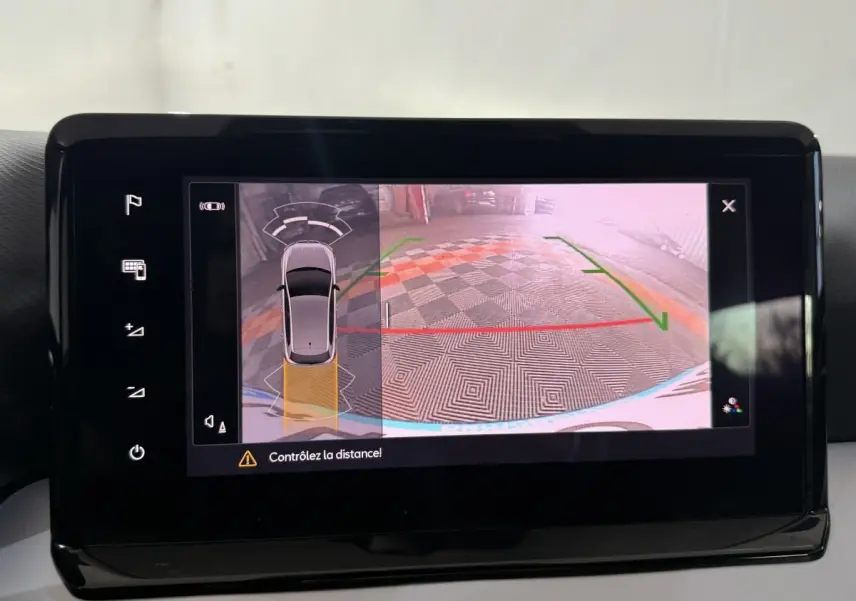 Écran tactile intérieur montrant la caméra de recul et l’aide au stationnement d’une SEAT Ibiza gris foncé.