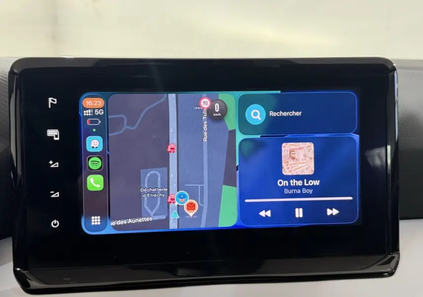 Écran tactile central affichant navigation 3D et musique dans l’habitacle d’une SEAT Ibiza gris foncé 2024.