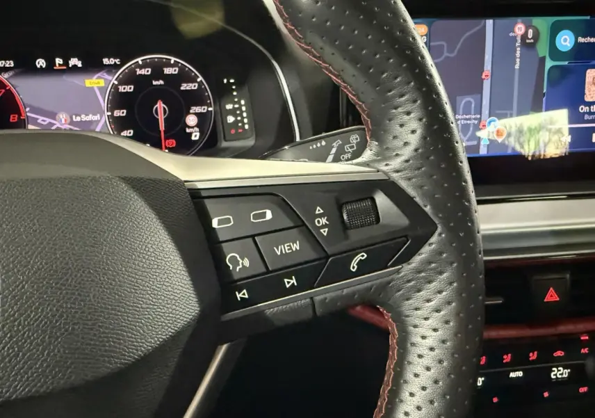 Gros plan sur le volant en cuir perforé avec commandes multifonctions et tableau de bord digital de la SEAT Ibiza 1.0 TSI 110 FR 2024.