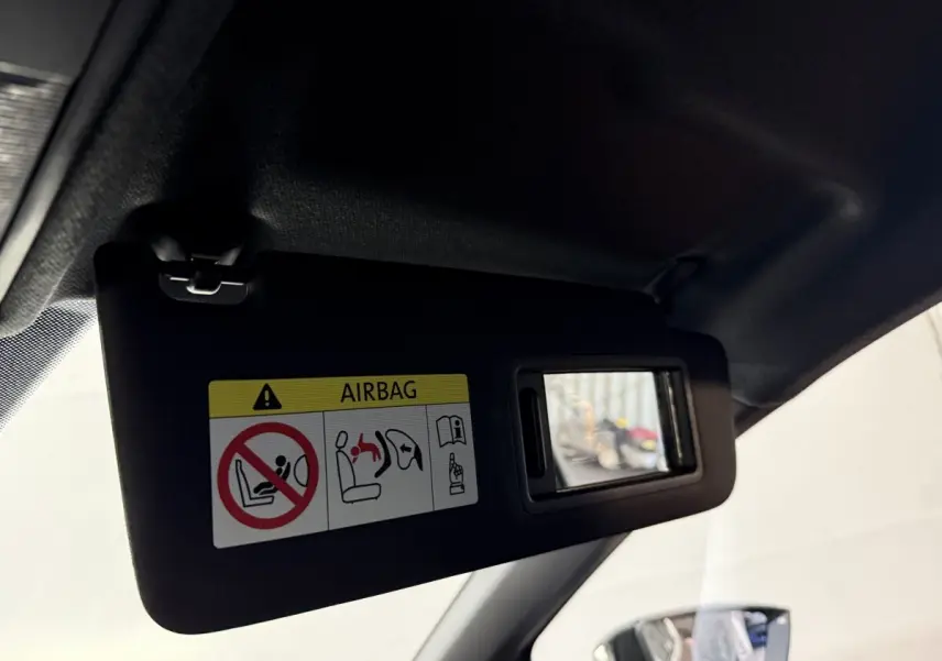 Détail du pare-soleil côté conducteur avec miroir et avertissement airbag dans un SEAT Ibiza gris foncé 2024.