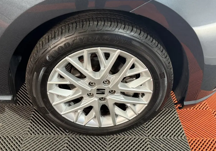 Gros plan sur la roue avant droite gris foncé d’une SEAT Ibiza 1.0 TSI 110 FR avec jante alliage et pneu Goodyear.