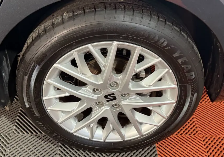 Gros plan sur la jante alliage argentée d’une SEAT IBIZA 1.0 TSI 110 FR gris foncé, pneu Goodyear visible.