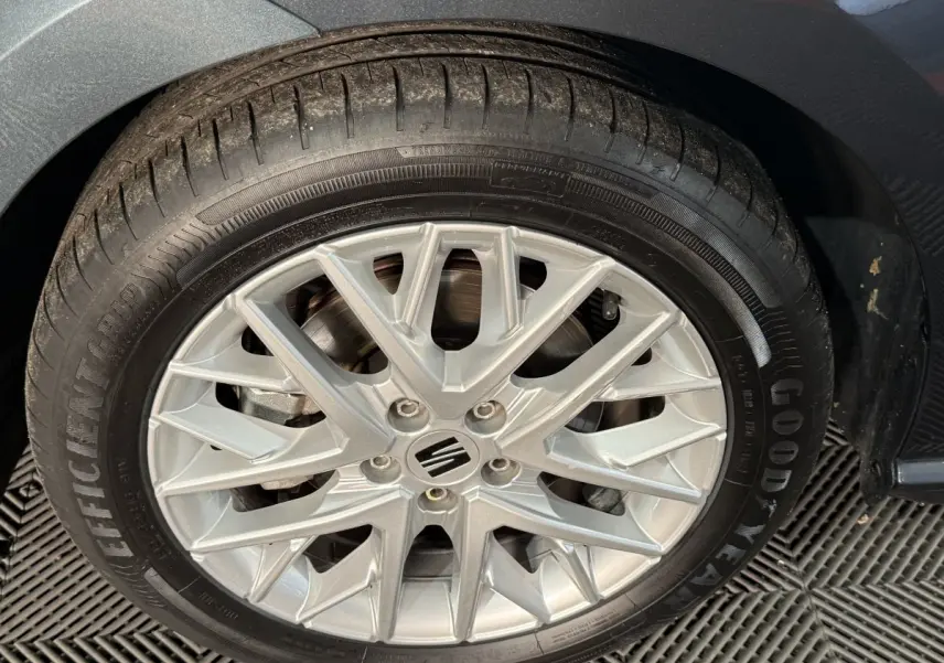 Gros plan sur la jante alliage argentée et pneu Goodyear du côté droit d'une SEAT Ibiza gris foncé 2024.