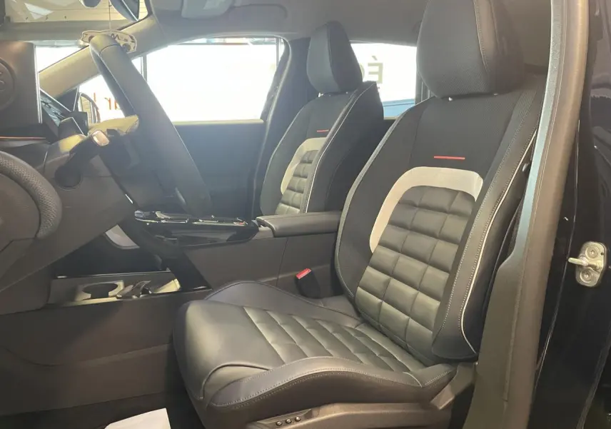 Vue intérieure côté conducteur du Citroën C5 Aircross 2026, sièges cuir et tissu noir avec insert gris clair.