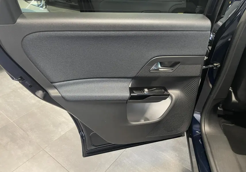 Vue intérieure de la porte arrière gauche bleu azul du Citroën C5 Aircross 2026 avec habillage textile et plastique noir.