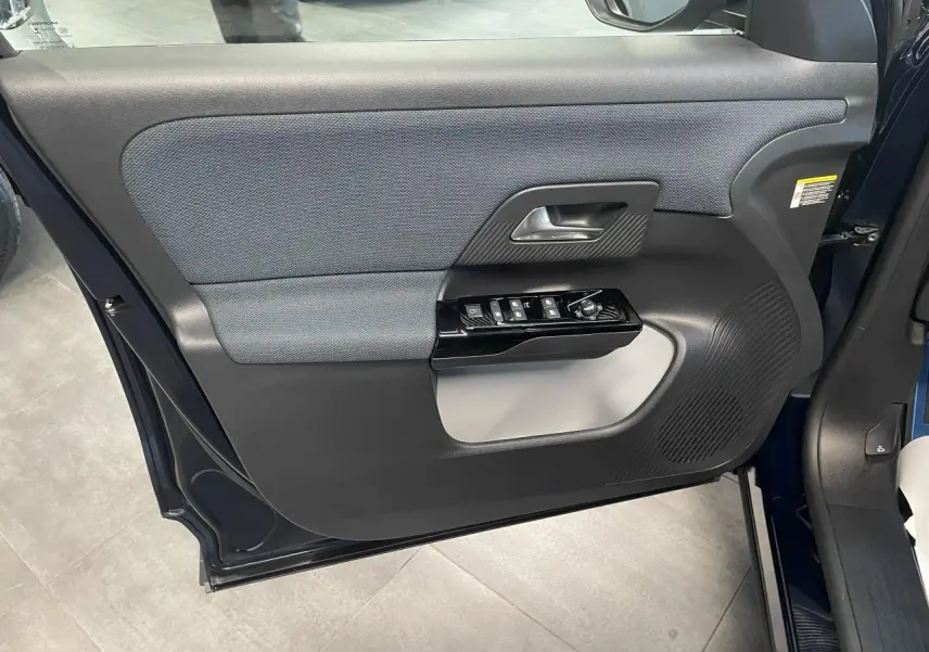 Porte avant gauche ouverte du Citroën C5 Aircross Bleu Azul, montrant les commandes électriques et le haut-parleur intégré.