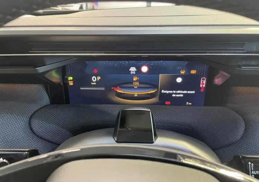 Vue rapprochée du tableau de bord numérique de la Citroën C5 Aircross Bleu Azul, affichant l'autonomie et alertes.