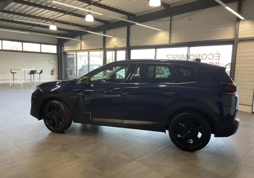 Vue de profil côté gauche du Citroën C5 Aircross bleu Azul avec jantes alliage noires dans un showroom.