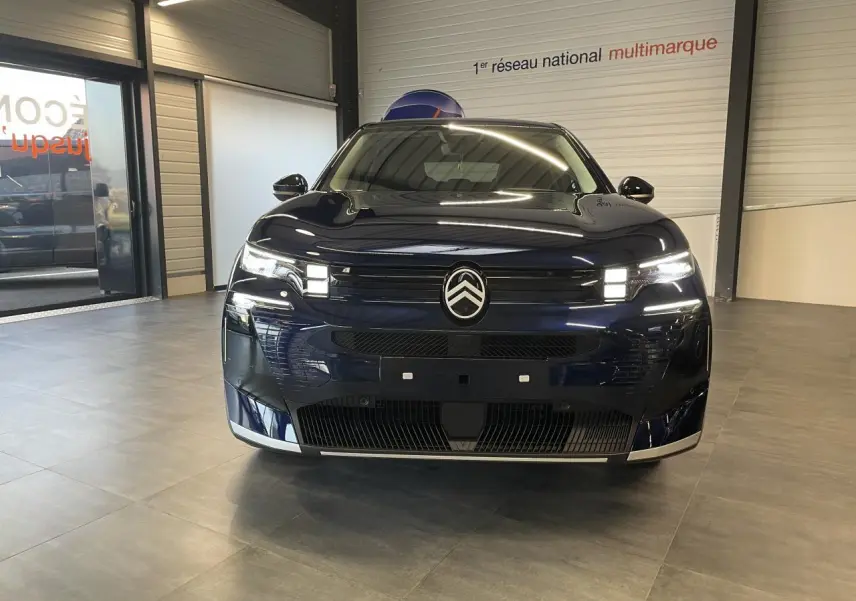 Vue de face d'un Citroën C5 Aircross 2026 bleu Azul avec calandre noire brillante et feux LED Matrix allumés.