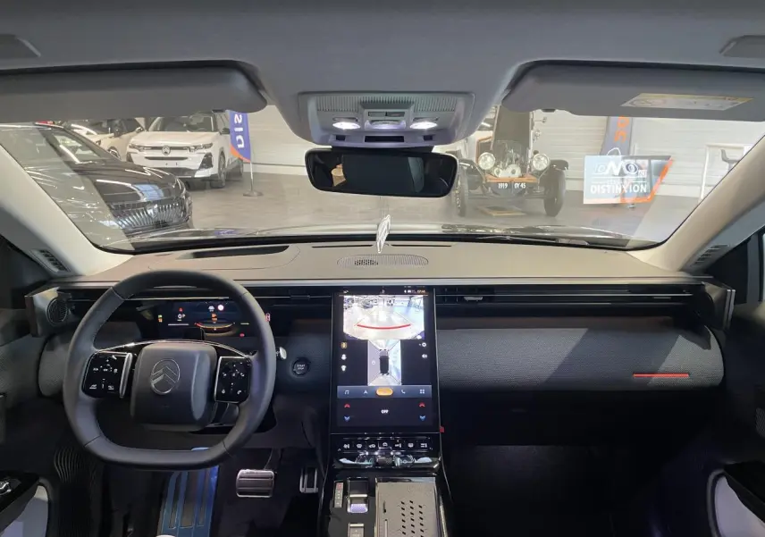 Vue intérieure avant du Citroën C5 Aircross bleu Azul, tableau de bord moderne avec écran tactile vertical et volant multifonctions.