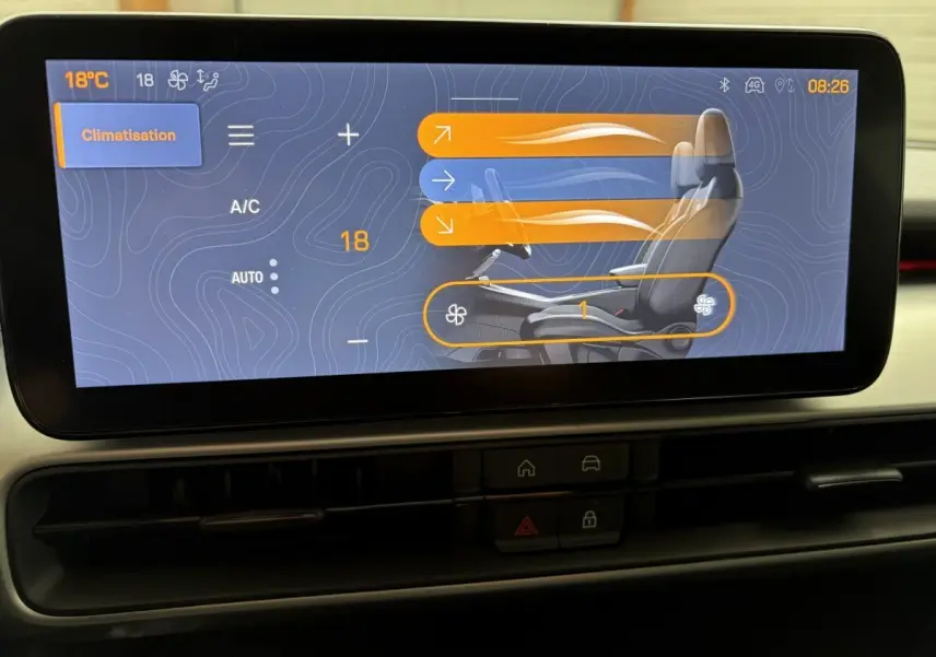 Écran tactile central du Jeep Avenger 2025 affichant le réglage de la climatisation avec interface moderne.