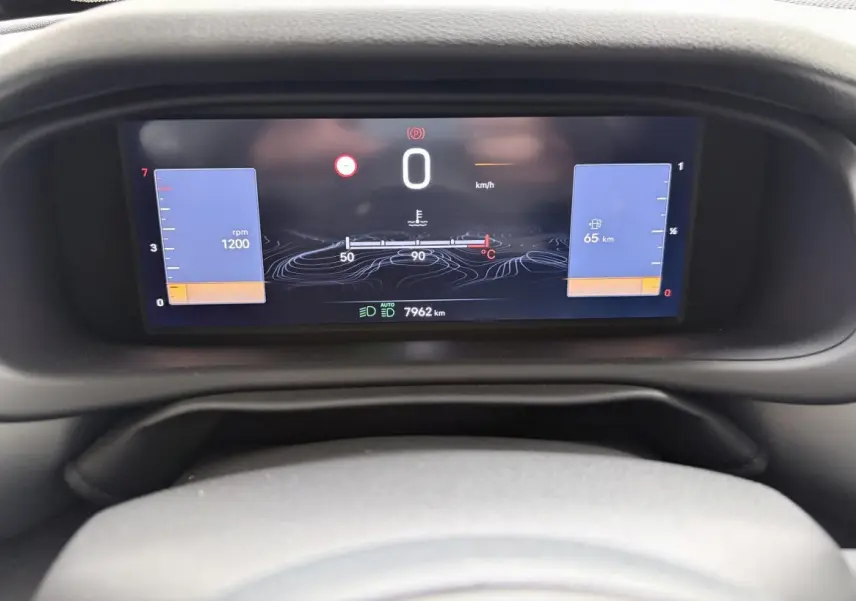 Combiné d'instruments numérique du Jeep Avenger 2025 affichant vitesse, régime et autonomie, vue frontale rapprochée.