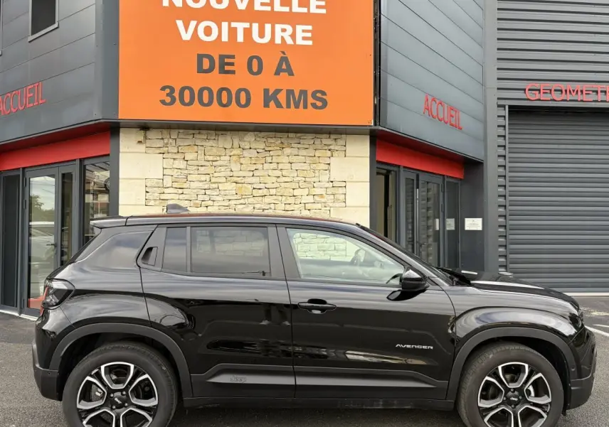 Profil côté gauche du Jeep Avenger noir 2025, mettant en valeur ses jantes distinctives et son design compact.