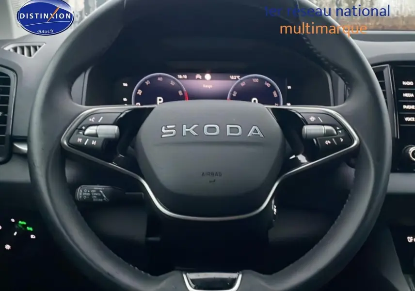 Vue rapprochée du volant noir SKODA KAROQ 2025 avec commandes multifonctions et tableau de bord digital.