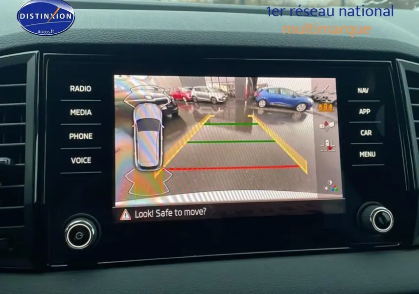 Écran tactile de la caméra de recul du Skoda Karoq blanc glacial, vue intérieure du tableau de bord.