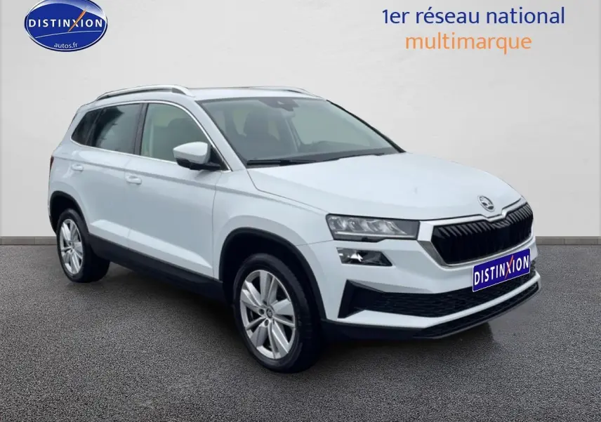 SKODA KAROQ blanc glacial en 3/4 avant droit avec jantes alu et calandre noire distinctive.