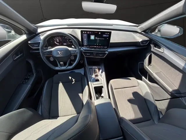 Vue intérieure avant de la CUPRA Formentor 2.0 TDI 2025, tableau de bord moderne avec écran tactile central et volant cuir alu.