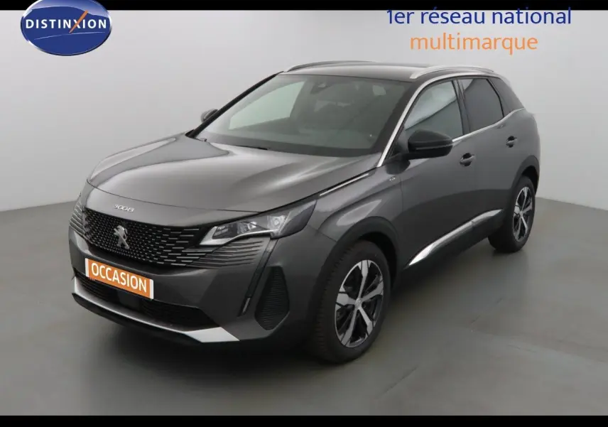 Peugeot 3008 gris platinium métal en 3/4 avant droit, avec calandre noire et jantes bi-ton.