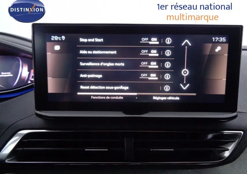 Coffre ouvert du Peugeot 3008 gris platinium métal, vue arrière montrant un espace de chargement spacieux et bien éclairé.