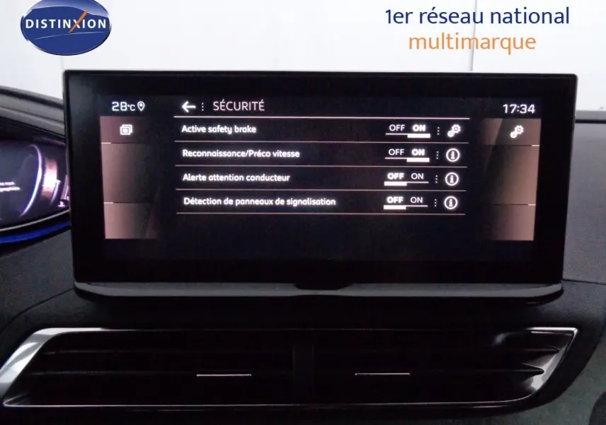 Gros plan sur la palette de changement de vitesse argentée et noire du Peugeot 3008 gris platinium 2023.