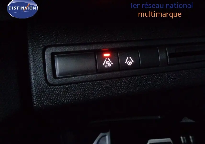 Tableau de bord numérique du Peugeot 3008 gris platinium, affichant la vitesse à 0 km/h et la navigation en mode recul.