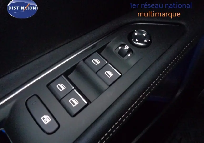 Écran tactile central du Peugeot 3008 gris platinium, affichant la navigation et la climatisation à 19°C.