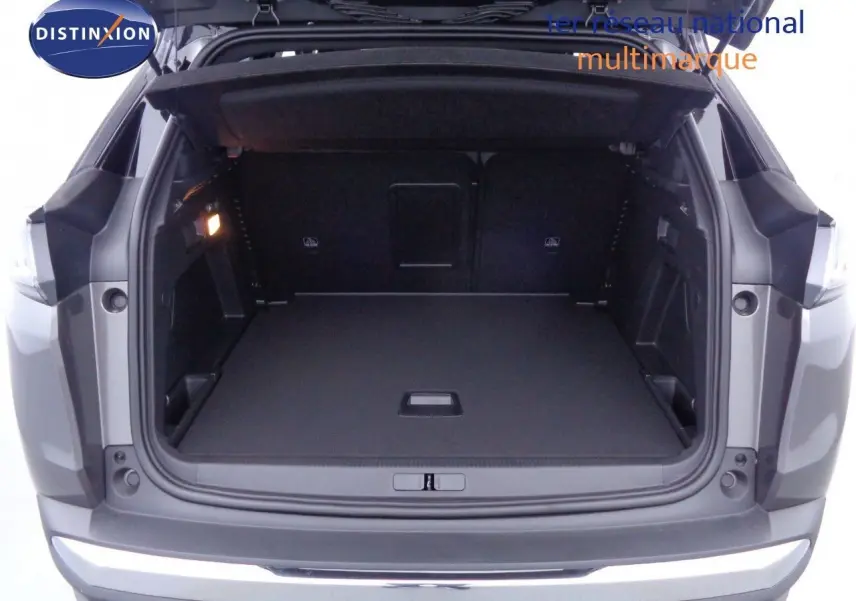 Écran multimédia du Peugeot 3008 gris platinium montrant la caméra de recul et la vue 360° intérieure.