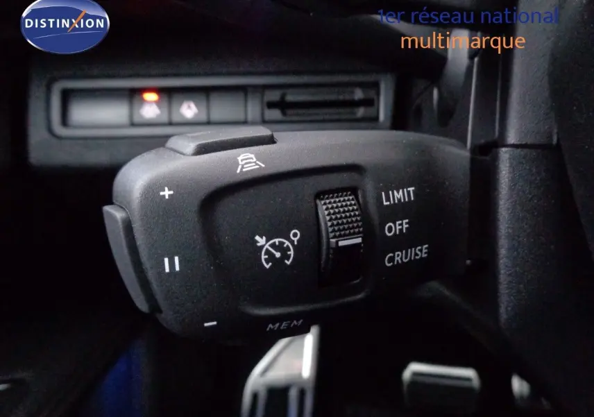 Vue intérieure sur la banquette arrière en cuir noir avec surpiqûres contrastées du Peugeot 3008 gris platinium 2023.