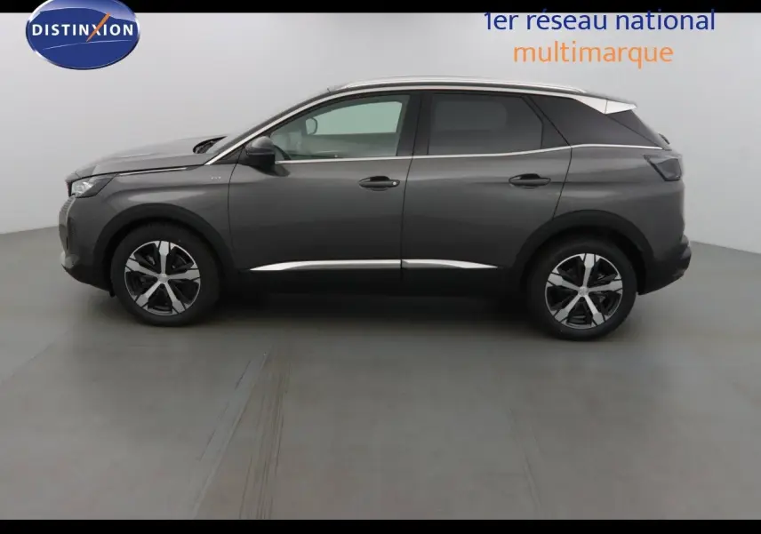 Peugeot 3008 gris platinium métal vu de profil côté gauche, avec jantes bicolores et toit contrasté blanc.