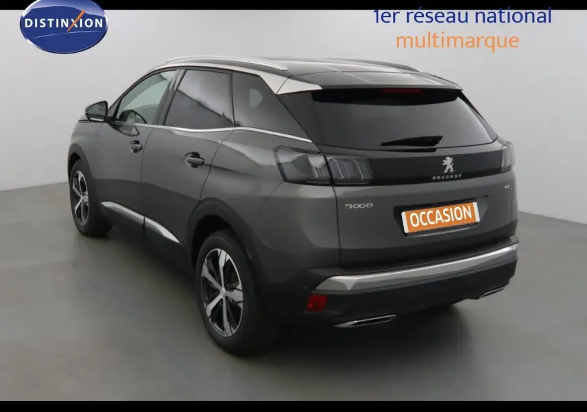 Peugeot 3008 gris platinium métal vue 3/4 arrière droit, avec jantes alliage et vitres teintées.