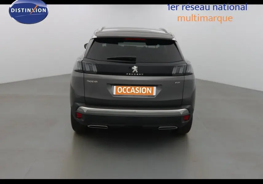 Vue arrière d'un Peugeot 3008 gris platinium métal avec feux arrière à effet tridimensionnel et double sortie d'échappement.