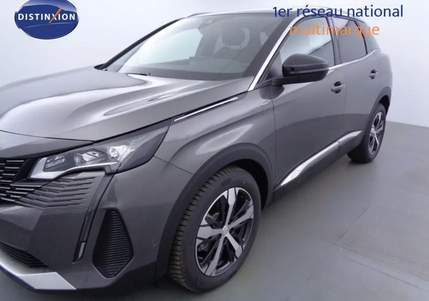 Gros plan sur la roue avant gauche et l'aile gris platinium métallisé du Peugeot 3008 GT avec logo GT visible.