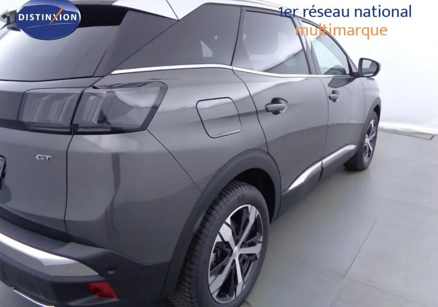 Vue 3/4 arrière droite du Peugeot 3008 gris platinium métal avec jantes bi-ton et vitres teintées.