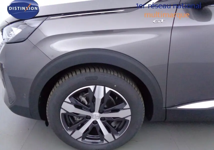 Vue 3/4 avant droit du Peugeot 3008 gris platinium métal avec ses phares LED et jantes alliage bicolores.