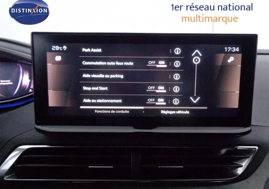Vue rapprochée de la console centrale noire brillante du Peugeot 3008 gris platinium, avec bouton start et sélecteur de mode de conduite.