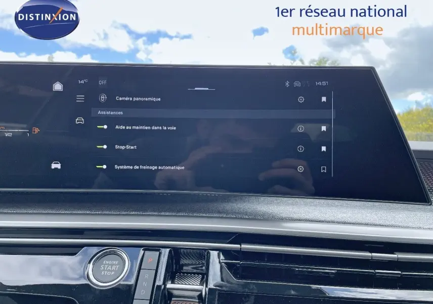 Vue intérieure du tableau de bord du Peugeot 5008 Hybrid 2025 avec écran tactile affichant les assistances à la conduite.