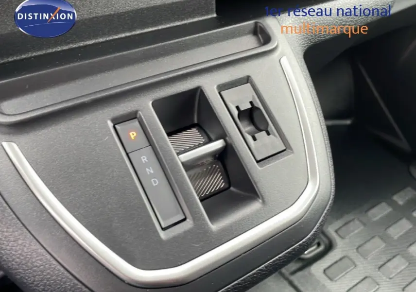 Gros plan sur la console centrale du Citroën Jumpy gris Artense, montrant la commande de boîte automatique en position parking.
